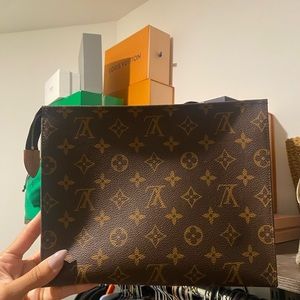 Louis Vuitton Toiletry 26